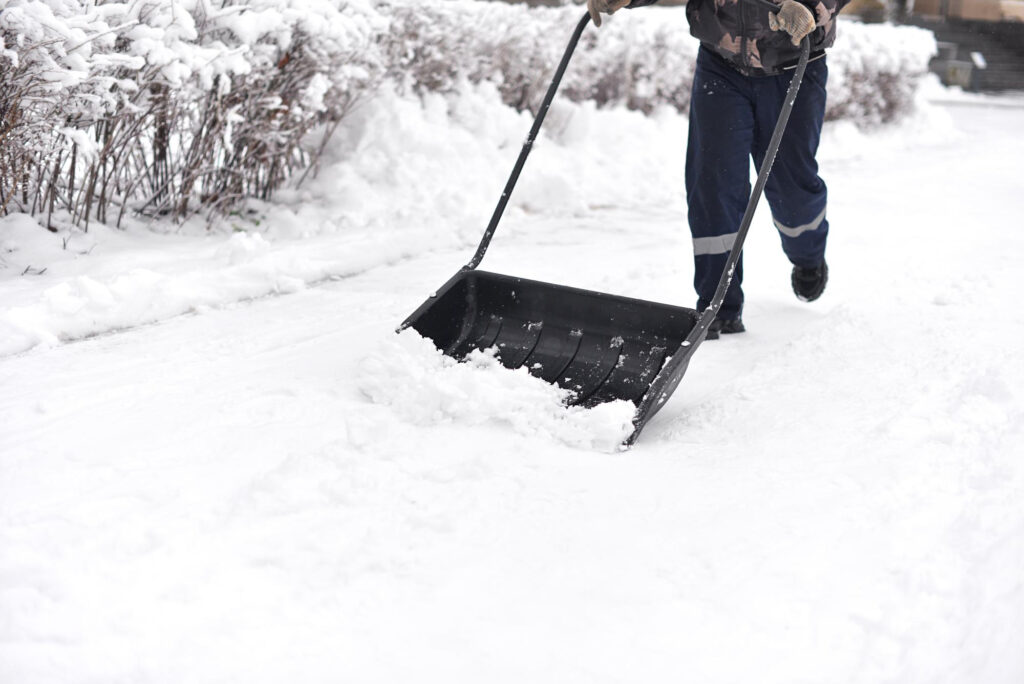 Winterdienst bei der Schneeräumung auf einem Gehweg in Neumarkt